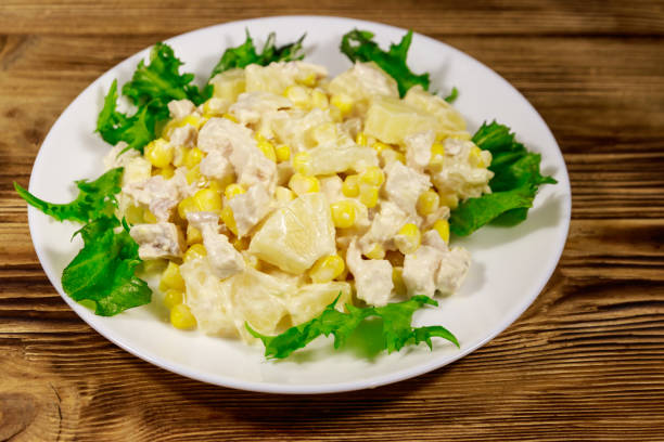 Салат с ананасами, курицей и сыром: вкусный рецепт