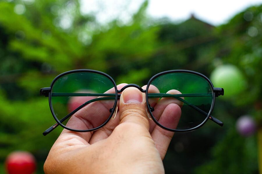 Фотохромні лінзи для окулярів: що вам потрібно знати