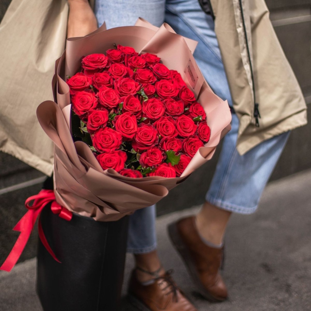 Вишуканість у кожній пелюстці: червона троянда в букетах Flowers.ua