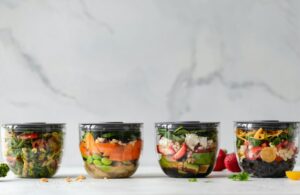 Харчова тара: як обрати лотки, контейнери та відра для зберігання продуктів