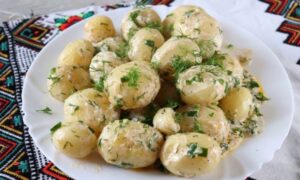 Как приготовить молодую картошку в сметане