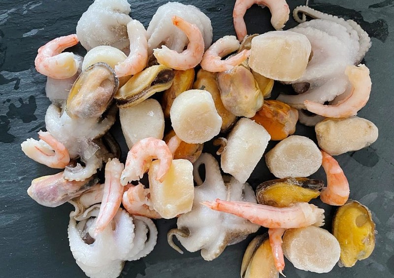 Как вкусно приготовить морской коктейль на сковороде