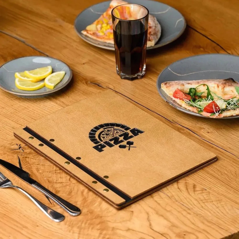 HoReCa‑аксесуари: як обрати меню‑папки, підставки та QR‑холдери для розвитку вашого закладу