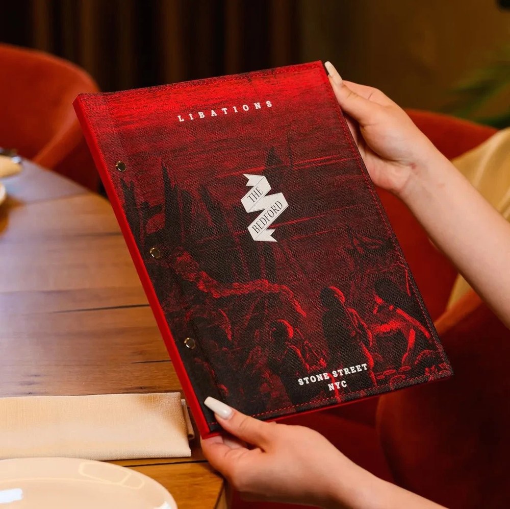 Шкіряна папка для меню з логотипом кафе