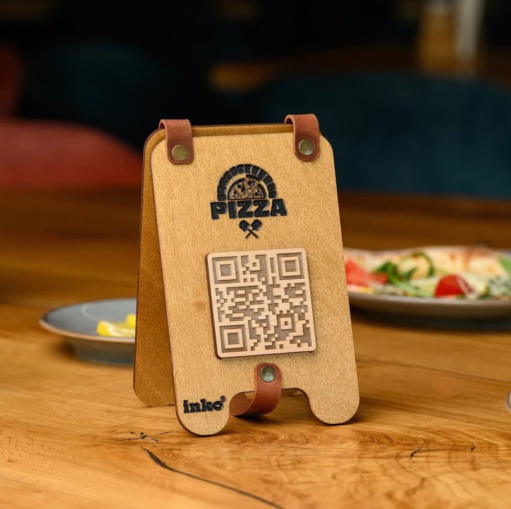 Гість сканує QR‑код меню в кафе