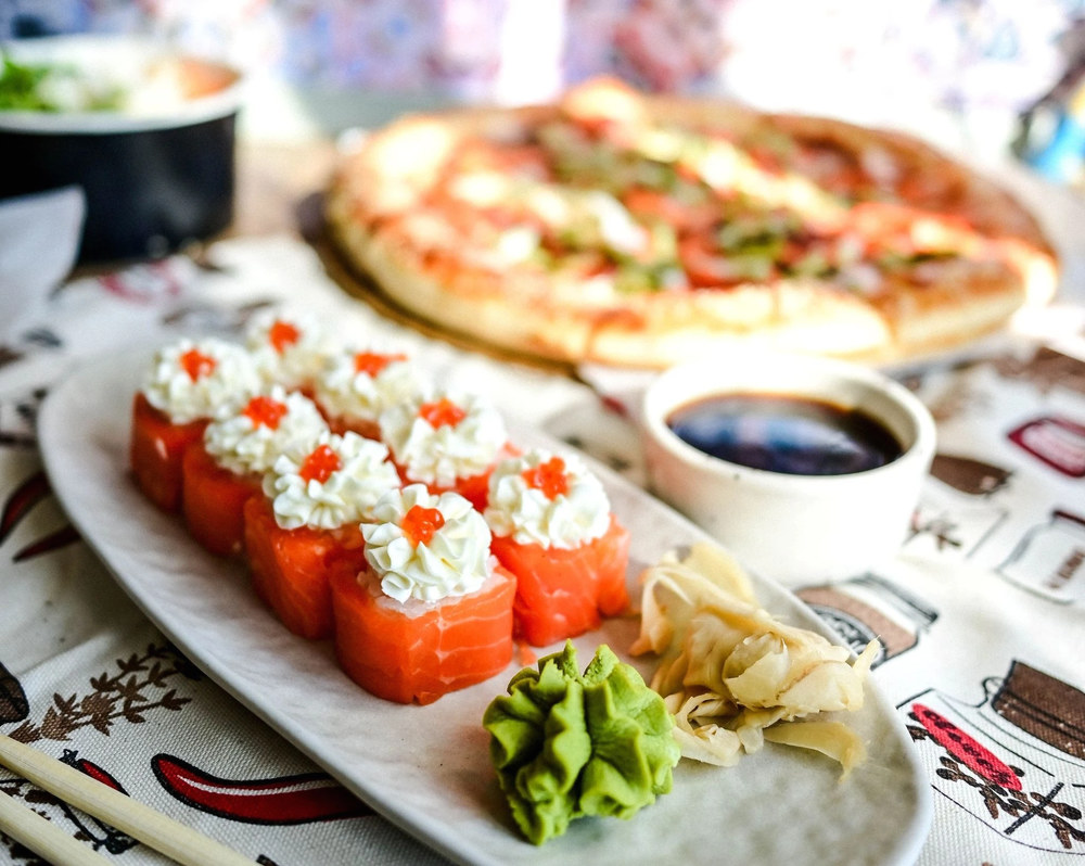 Рол ФІладельфія і піца від QR Pizza