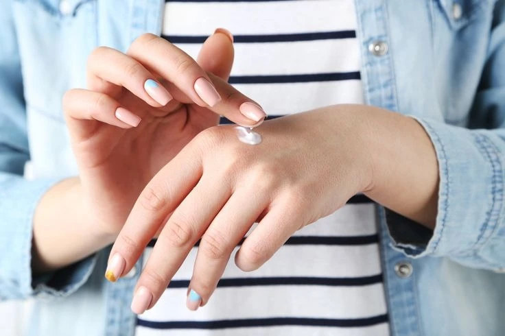 Пересушена шкіра рук взимку: чому навіть хороший крем не рятує ?