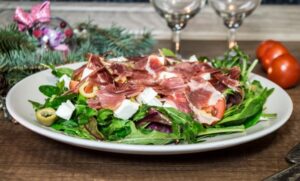 7 простых и вкусных салатов с хамоном