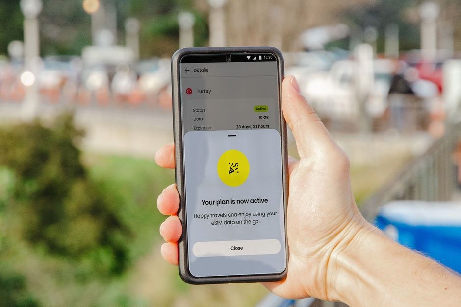 Що таке eSIM і навіщо вона потрібна в поїздках